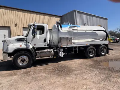 NEW - 2027 FREIGHTLINER 114SD+ SEPTIC TRUCK - CUMMINS X12 - ALLISON 3000RDS - EQUIPPED WITH A NEW 33...