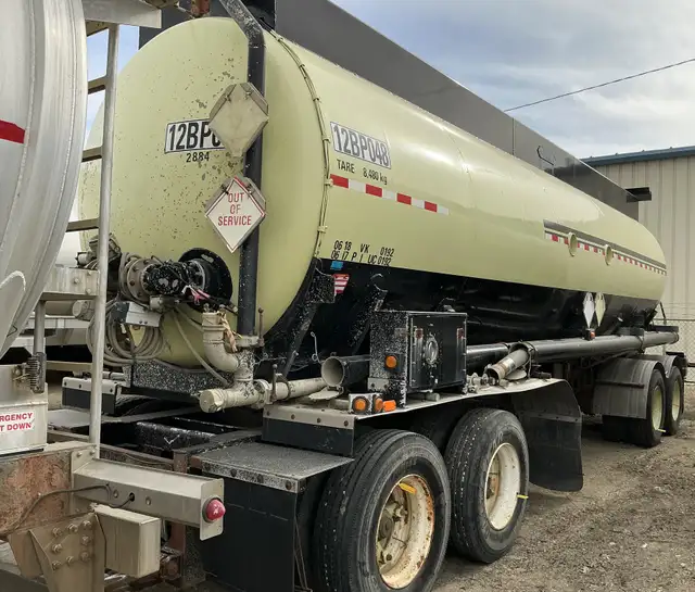 2012 ADVANCE 32,000L Quad/A Pup Tank Trailer in Heavy Equipment in St. Albert - Image 3