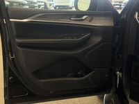 Look at this 2024 Jeep Grand Cherokee L Limited. Its Automatic transmission and Regular Unleaded V-6... (image 9)