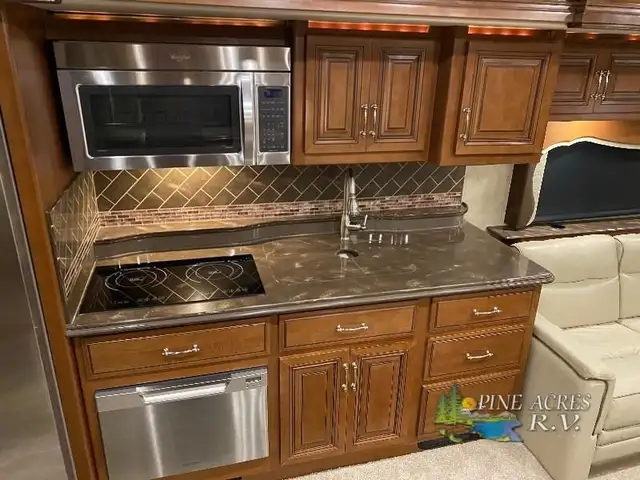 2015 Fleetwood RV Providence 42M only 027,446 Miles in RVs & Motorhomes in Moncton - Image 19