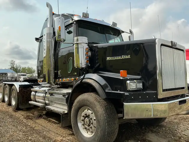 2014 Western star 4900 SB Tri-Drive Sleeper Truck Tractor in Heavy Equipment in St. Albert - Image 3