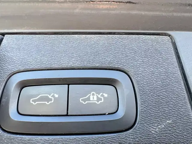 2018 VOLVO XC60 T5 Momentum in Cars & Trucks in Laval / North Shore - Image 12