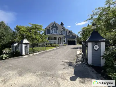 Près de toutes les commodités. Cette magnifique maison de campagne est située sur le bord du Lac Pie...