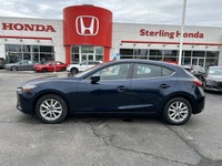 Perfect for dynamic urban adventures and efficient commutes, this 2018 Mazda3 Sport GS Hatchback in... (image 7)
