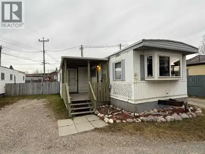 Located across from the communal green space in Parklane Mobile Estates, this home enjoys a great sp...