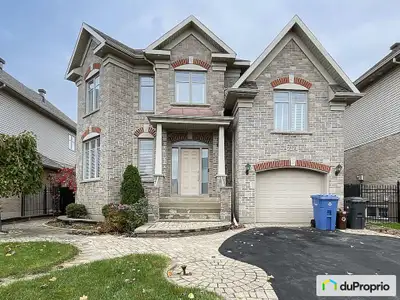 Bienvenue au 7273 rue des Pivoines, dans l'un des secteurs les plus prisés de St-Hubert ! Cette élég...