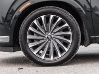 *Leather Seats!* With its impressive features list, awesome SUV capability, and luxury interior, thi... (image 3)
