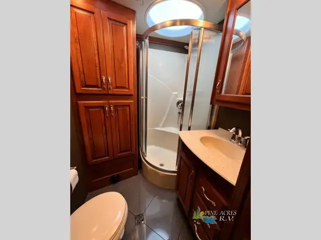 2013 Fleetwood RV Discovery 40X Diesel 057,684 Miles in RVs & Motorhomes in Moncton - Image 37