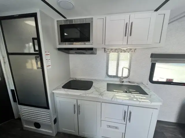 2021 KEYSTONE BULLET CROSSFIRE 2200BH21 (FINANCING AVAILABLE) in Travel Trailers & Campers in Kelowna - Image 10