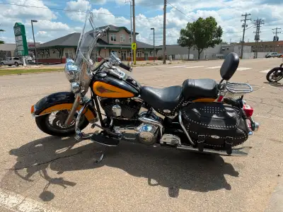 2000 HARLEY DAVIDSON HERITAGE SOFTAIL CLASSIC FLSTC 1450 CC -52782 KMS -CLEAN ALBERTA REGISTERED BIK...
