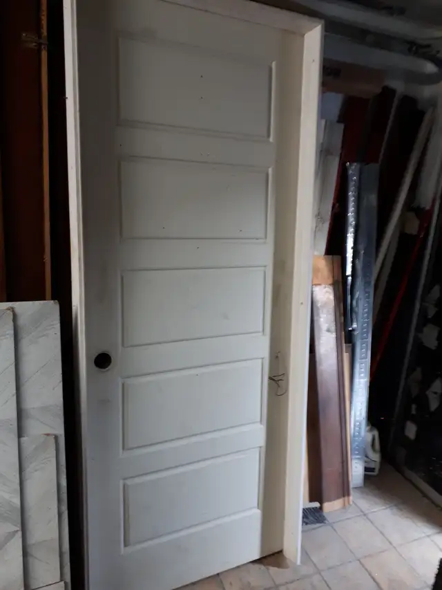 PORTE STYLE SHAKER AVEC CADRE (32 X 80) in Windows, Doors & Trim in City of Montréal - Image 2