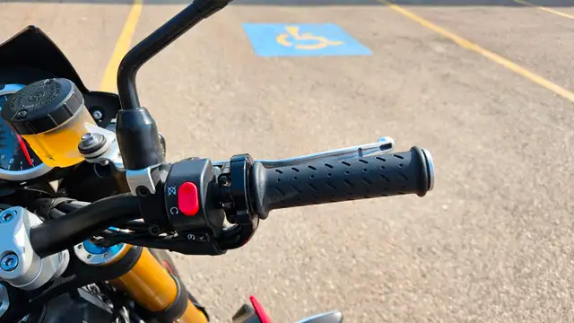 2015 Triumph Speed Triple R ABS - Only 5400km! in Street, Cruisers & Choppers in Edmonton - Image 13