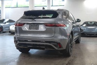 Jaguar F-PACE P250 R-DYNAMIC S 2024: - Extérieur métallisé gris EIGER avec intérieur en cuir noir EB... (image 7)