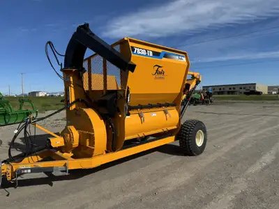 The 7830-TD Bale Processor is our Top Discharge round hay bale processor & straw blower with casting...