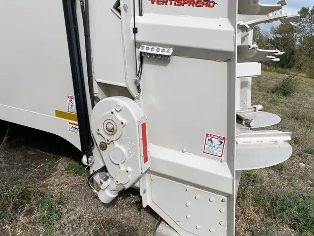 Kuhn Knight PXL 1100 Truck Mount Manure Spreader in Farming Equipment in Lethbridge - Image 11