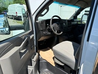 CAN LEASE!! RARE 2017 GMC SAVANA 3500 16' CUBE VAN , RAMP, Bright White Exterior With Grey Cloth Hig... (image 5)