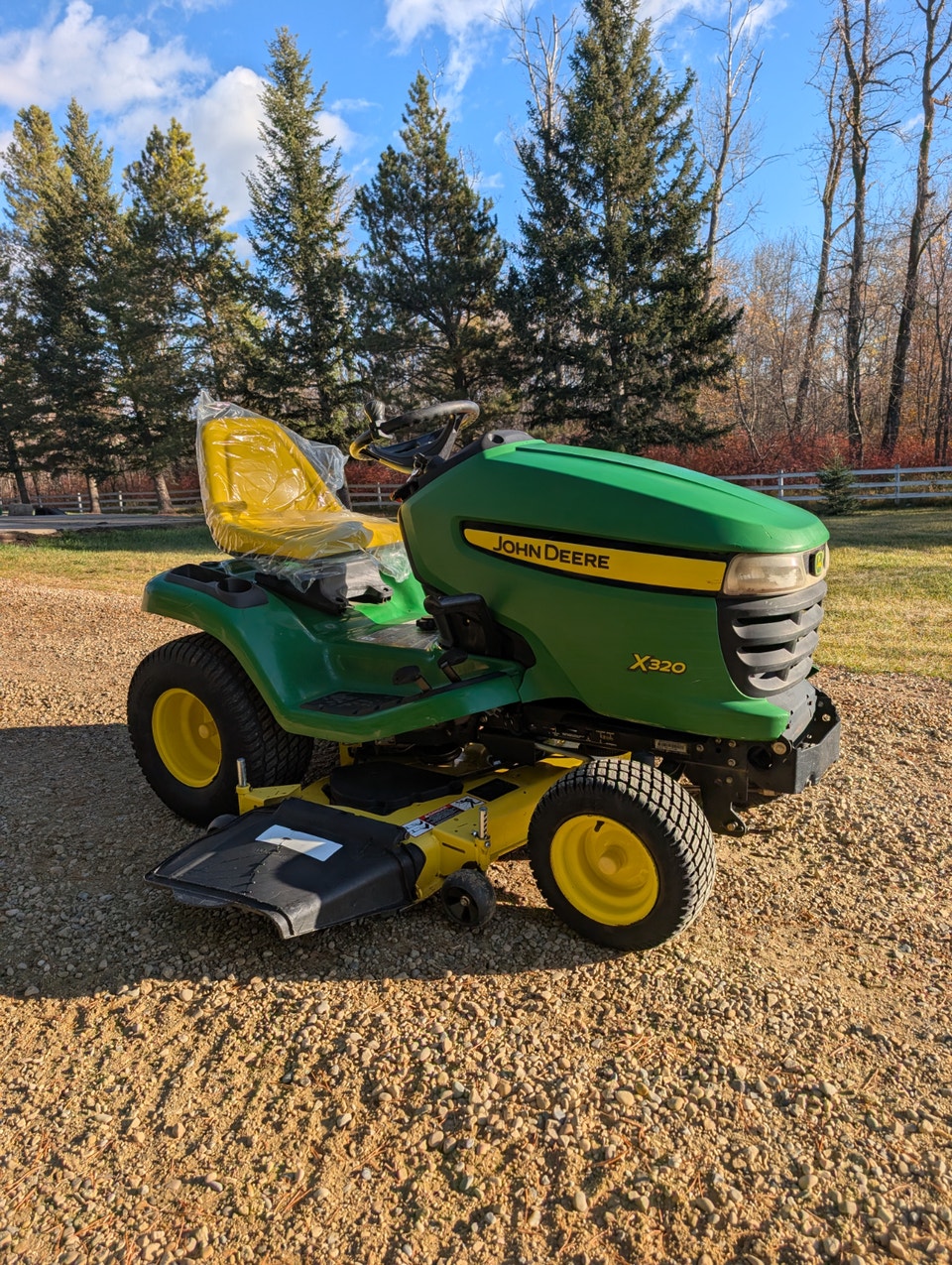 John Deere X320 lawn tractor | Lawnmowers & Leaf Blowers | Red Deer ...