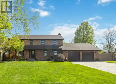 CUSTOM ALL-BRICK EXECUTIVE HOME IN EXCLUSIVE PRIME LOCATION-Welcome to this stunning 5 bedroom, 3 ba...