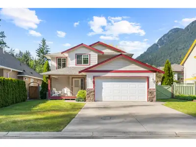 5-minute stroll to Kawkawa Lake! Tucked at the end of a quiet cul-de-sac, this bright 3 bed, 3 bath...