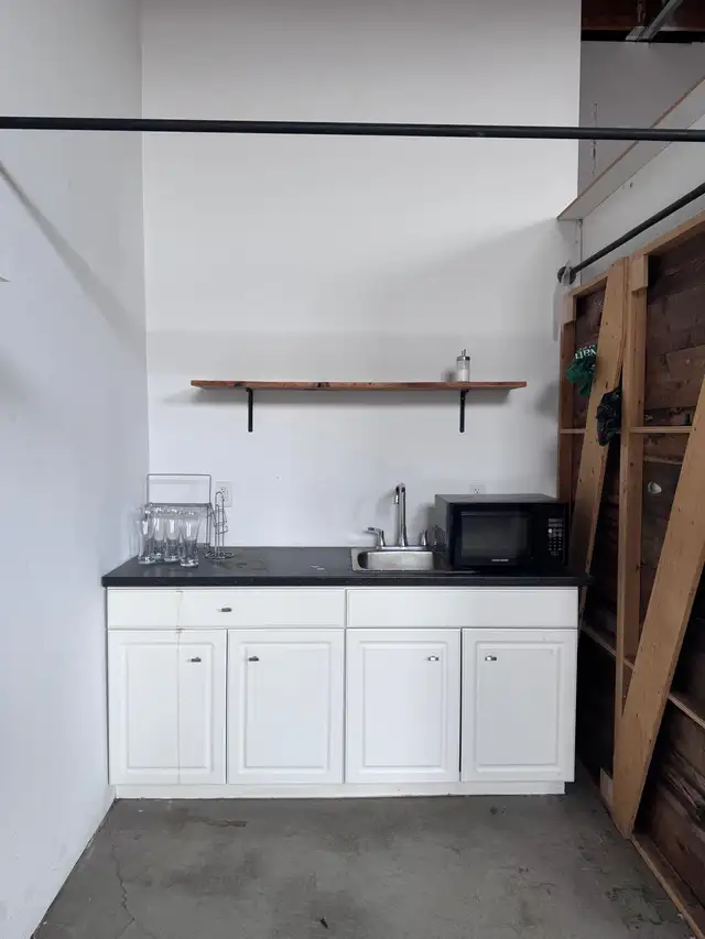 3,000SF Warehouse/Showroom/Industrial Space–Tycos Dr–Loading doc in Commercial & Office Space for Rent in City of Toronto - Image 5