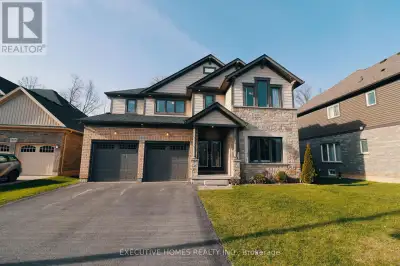 3243 sq ft Detach house in Thundering waters golf community, 4 beds on the 2nd floor, living room ca...