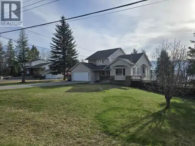 What a view! Panoramic lake and mountain views from this sprawling home in the Lakeview area. 3-leve...