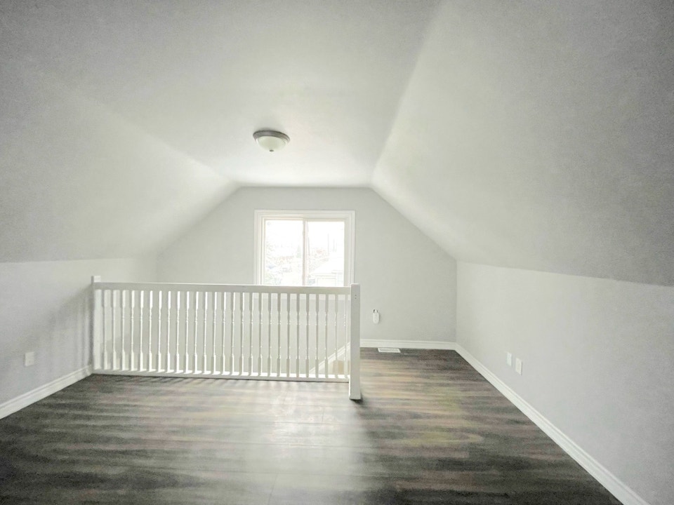 23 St. Patrick St, St. Catharines - 1 Bedroom Upper Unit 2