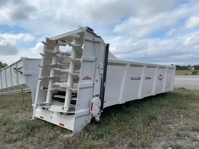 Kuhn Knight PXL 1100 Truck Mount Manure Spreader in Farming Equipment in Lethbridge - Image 4