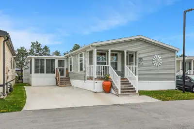 FOR SALE - RELAX & UNWIND … Welcome to 81-3033 Townline Road (Village Green) in Stevensville - a bea...