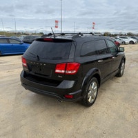 BLOWOUT PRICE!!!! 8.4" INFOTAINMENT SCREEN!! 7 PASSENGER!! LOW KMS!!! NAVIGATION!! HEATED LEATHER!!... (image 2)