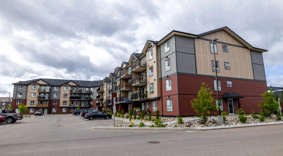 Pet-Friendly Three Bedroom Two Bath with In-suite Laundry for Re 2