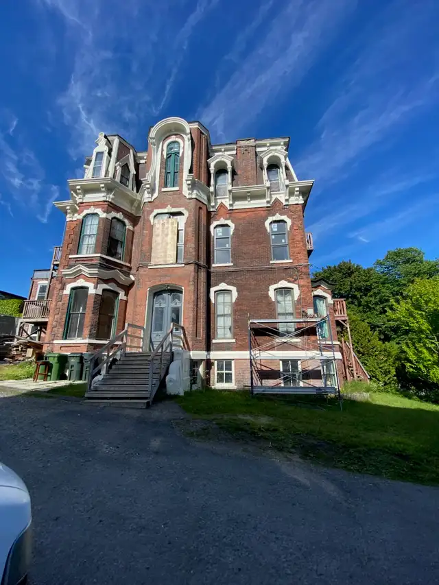 UPTOWN 2 BEDROOM APARTMENT HEATING AND PARKING INCLUDED