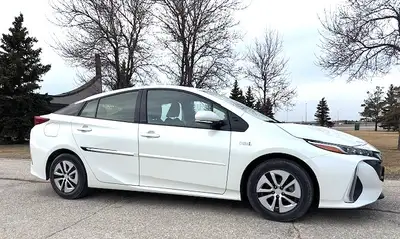 FRANCHISE TOYOTA DEALERSHIP TRADE WITH ONLY 116,000 KMS! PLUG-IN HYBRID WITH NAVIGATION! AMAZING FUE...