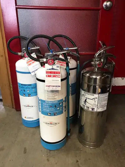 Extincteur à brouillard d’eau. Capacité de 2.5 gallons. Classement UL et ULC: 2A:C. Amerex modèle B2...