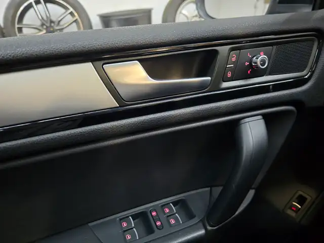 2014 Volkswagen Touareg Fully serviced, New Winter Tires in Cars & Trucks in Edmonton - Image 17