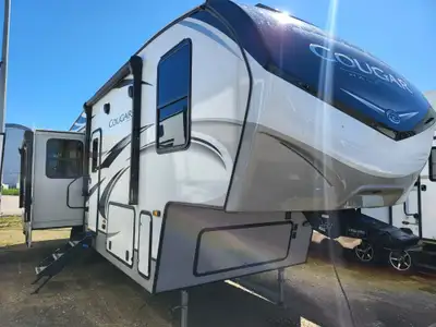 Come check out our pre-owned 2021 Keystone Cougar 29MBS, a two-bedroom bunkhouse fifth wheel that co...