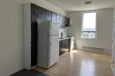 This quaint cozy studio apartment with a view over Lake Simcoe is located at 75 Collier Street in Ba...