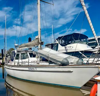 The Antares is a South Sea’s veteran ready to take you anywhere you want to go! Custom built hardtop...