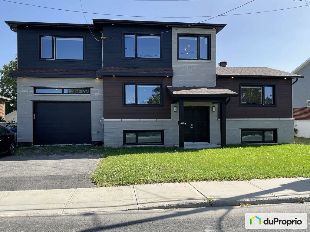 $875,000 - Bungalow for sale in Longueuil (St-Hubert) — photo 1