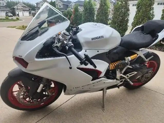 2021 DUCATI PANIGALE V2 (FINANCING AVAILABLE) in Sport Bikes in Strathcona County - Image 4