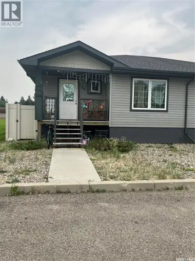 74 Cameron Way Yorkton includes 3 Bedroom, 2 bathroom fully finished 1/2 duplex for sale. Great star...