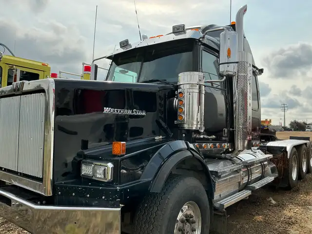 2014 Western star 4900 SB Tri-Drive Sleeper Truck Tractor in Heavy Equipment in St. Albert - Image 2