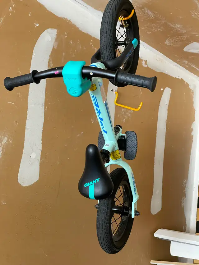 Giant balance bike like new condition in Kids in City of Toronto - Image 3