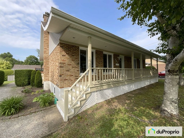 $435,000 - Bungalow for sale in Rimouski (Pointe-Au-Père) — photo 1