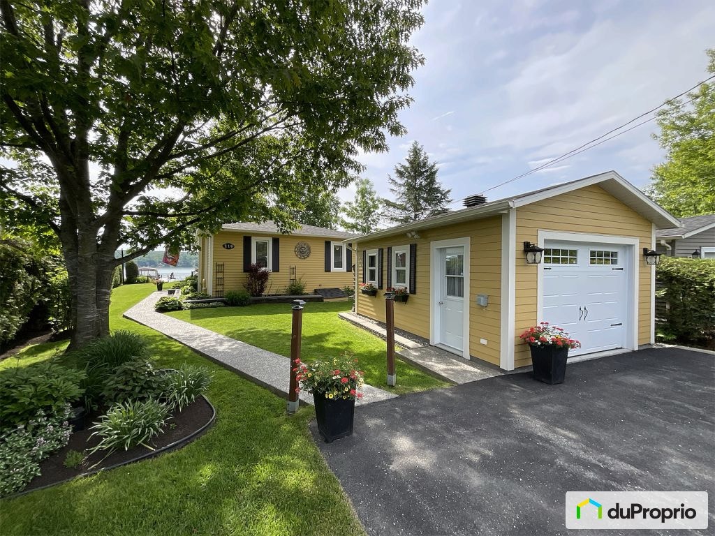 $889,000 - Cottage for sale in Magog — photo 1