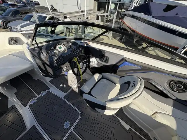2017 Monterey 238 SS SURF in Powerboats & Motorboats in Saskatoon - Image 16