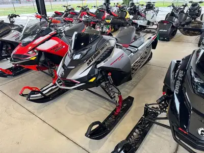 USED 2023 SKI DOO RENEGADE XRS 850 WITH 5,682 KM - READY FOR THE SNOW! UNIT STORED OFF SITE - PLEASE...