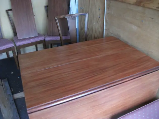 Nice Walnut Dining Table and Six Chairs in Dining Tables & Sets in Belleville - Image 4