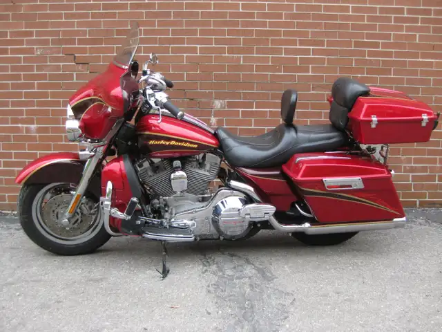 2005 Harley-Davidson CVO FLHTCSE2 in Street, Cruisers & Choppers in City of Toronto - Image 6
