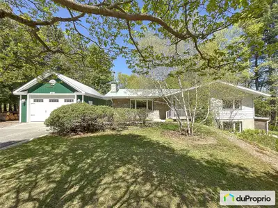 Bungalow bi-génération situé dans un endroit exceptionnel, en face du Parc de la Gatineau, sans vois...